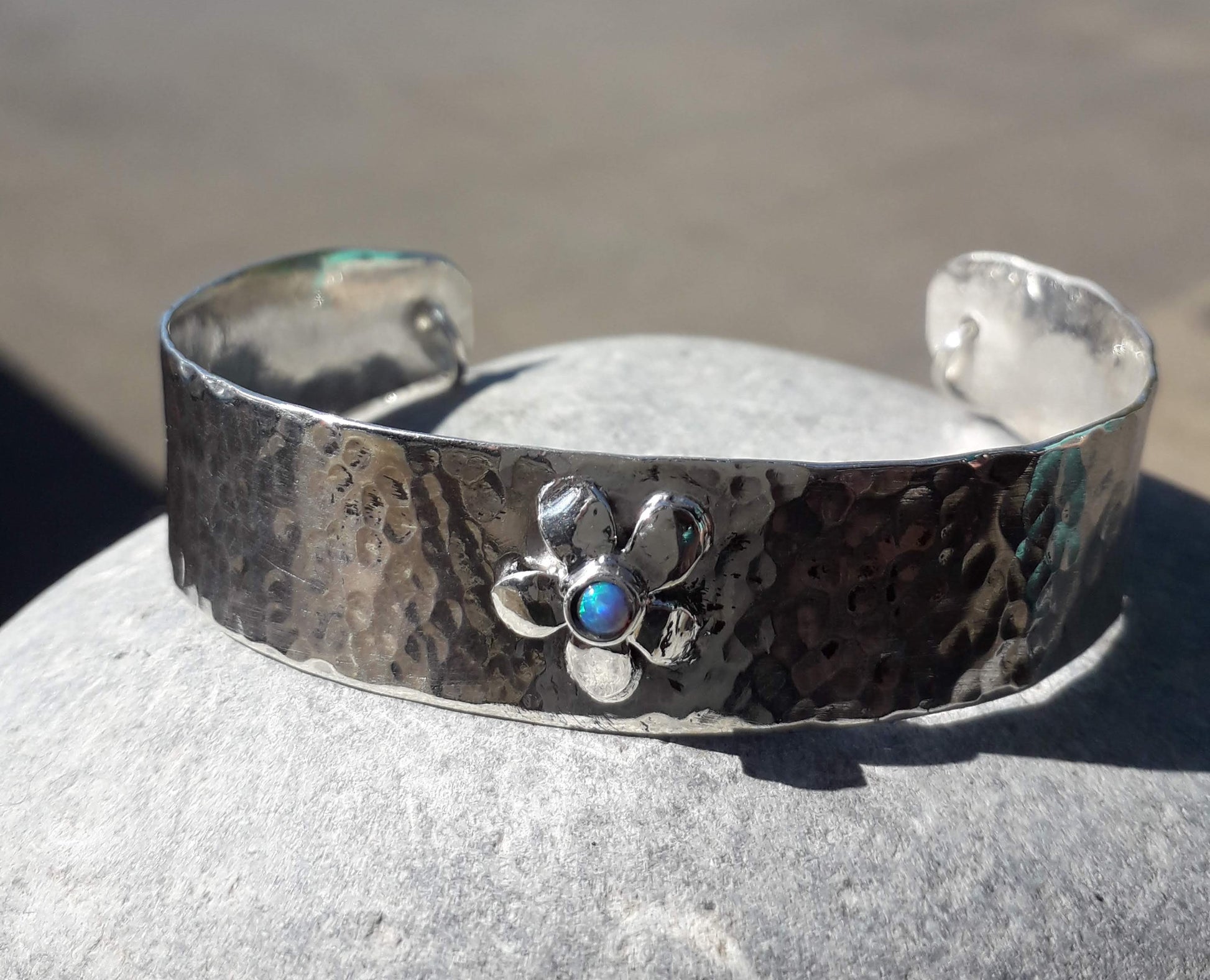 Flower bracelet with opal set