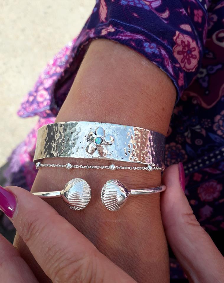 Cockle shell cuff bracelet