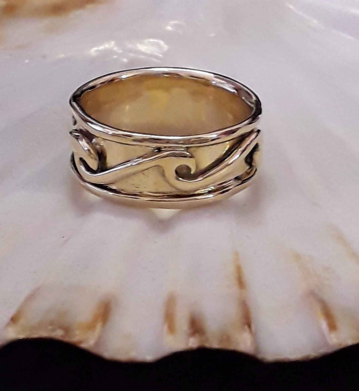 Wave spinner ring