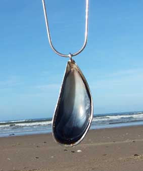 Solid silver real mussel necklace by Pa-pa jewellery