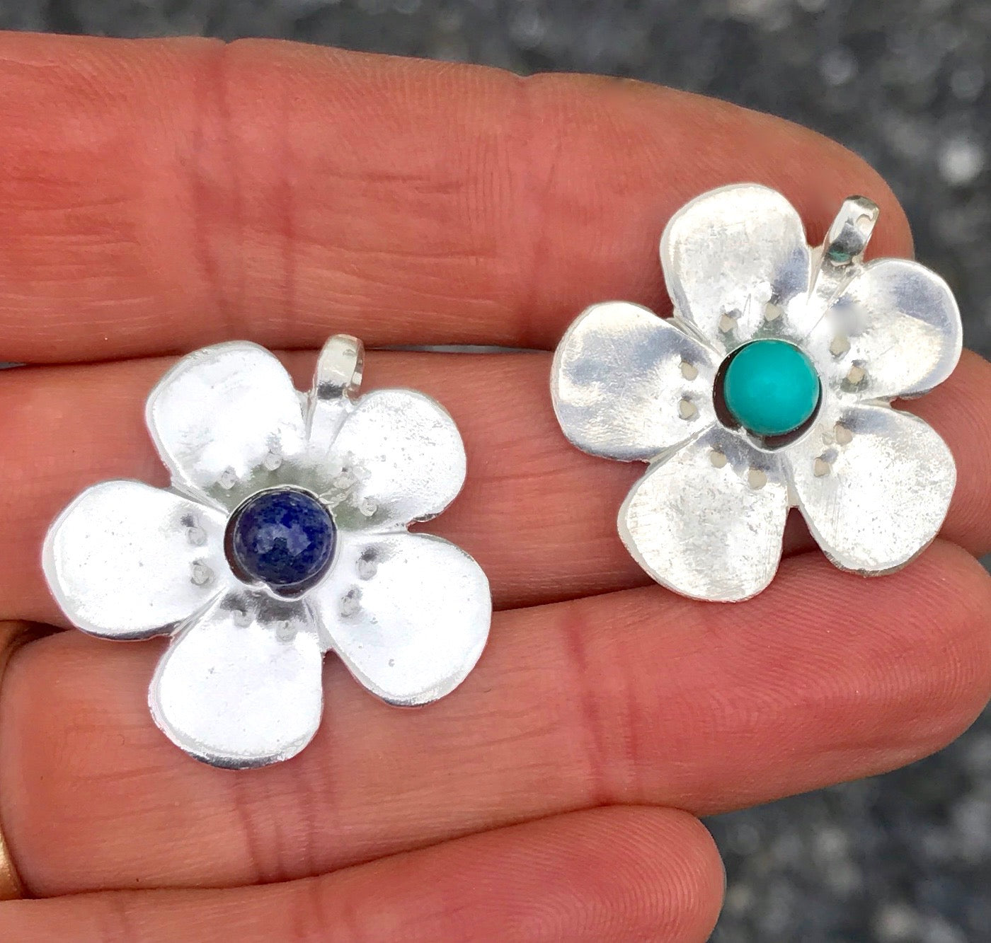 FLOWER NECKLACE LAPIS OR TURQUOISE