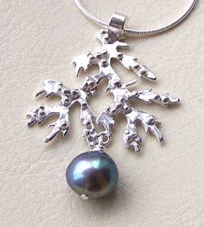 Silver seaweed necklace with black pearl by Pa-pa
