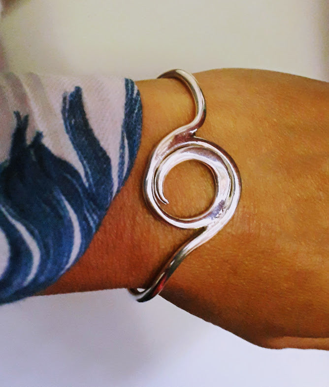 Wave cuff bracelet